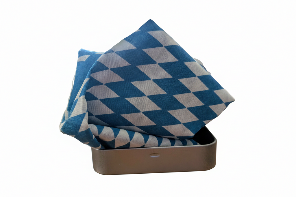 Bayern Tuch Geschenkbox –  4 x Metallbox mit Rautentuch inkl. Brillenputztuch & Erfrischungstuch - Party, Oktoberfest....