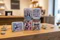 Bayern Tuch Geschenkbox –  4 x Metallbox mit Rautentuch inkl. Brillenputztuch & Erfrischungstuch - Party, Oktoberfest....